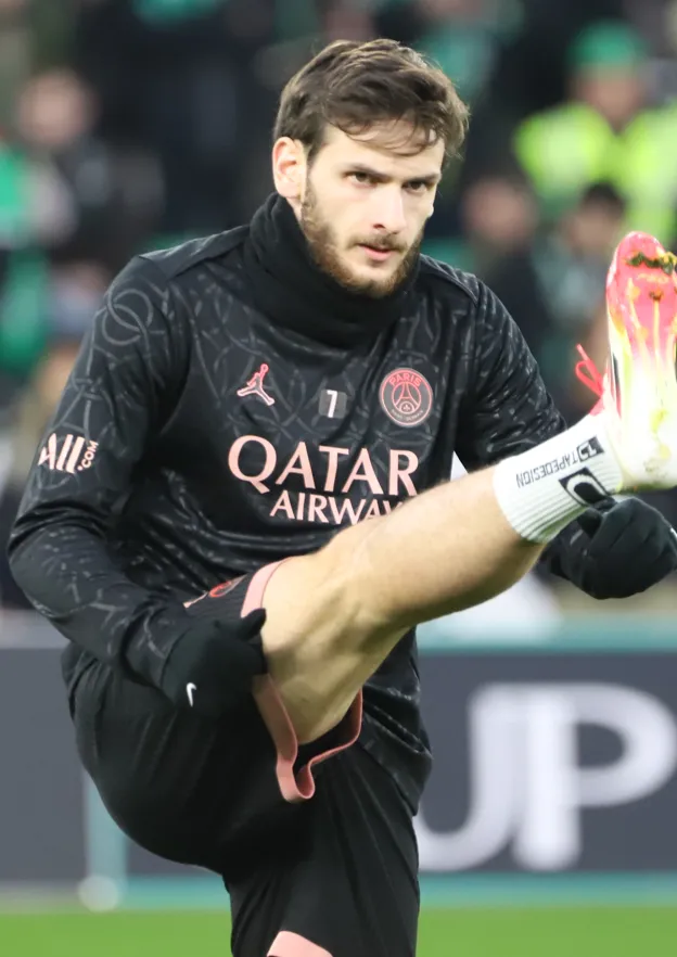Khvicha Kvaratskhelia touché au genou, le PSG confirme le soutien